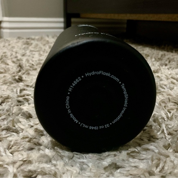 Hydro Flask 32 oz - like new!! - Picture 5 of 6